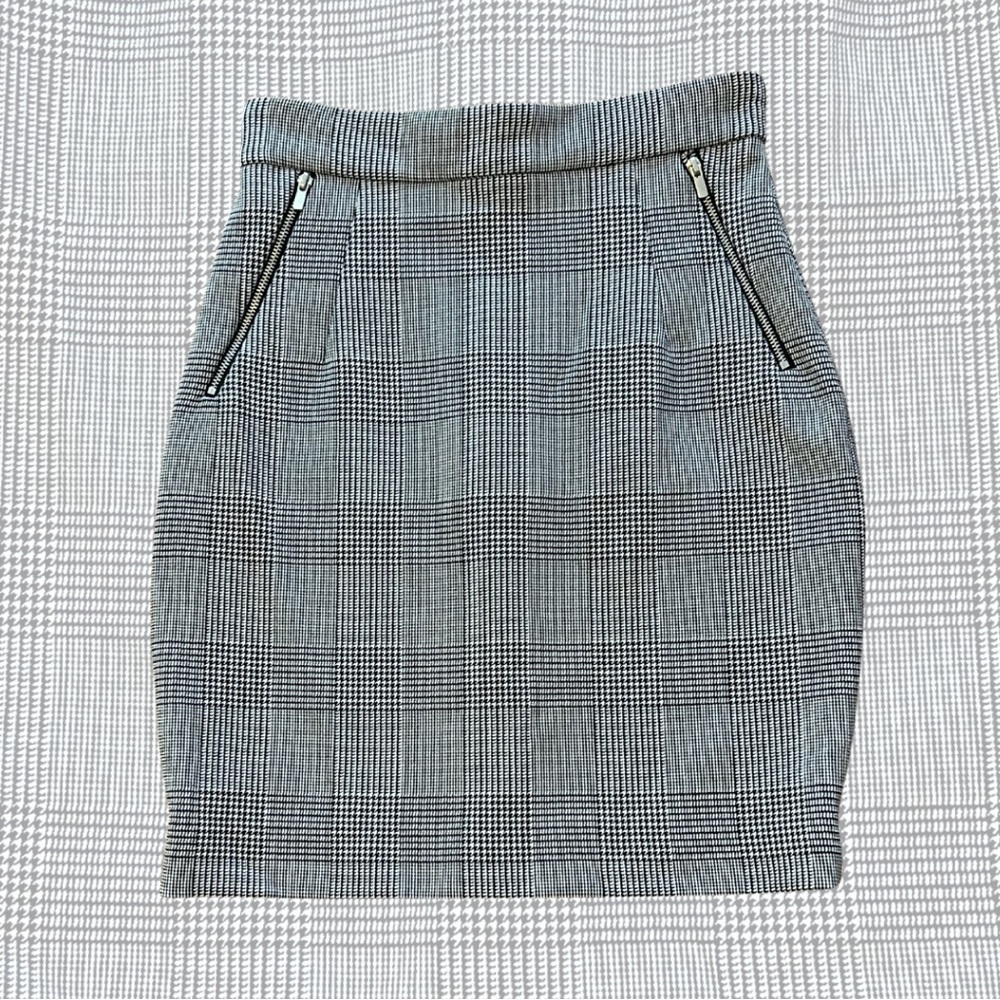 Chic & Versatile H&M Plaid Mini Skirt - Size 6